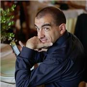 Docente di materie umanistiche impartisce lezioni a studenti di scuola secondario di primo e secondo grado